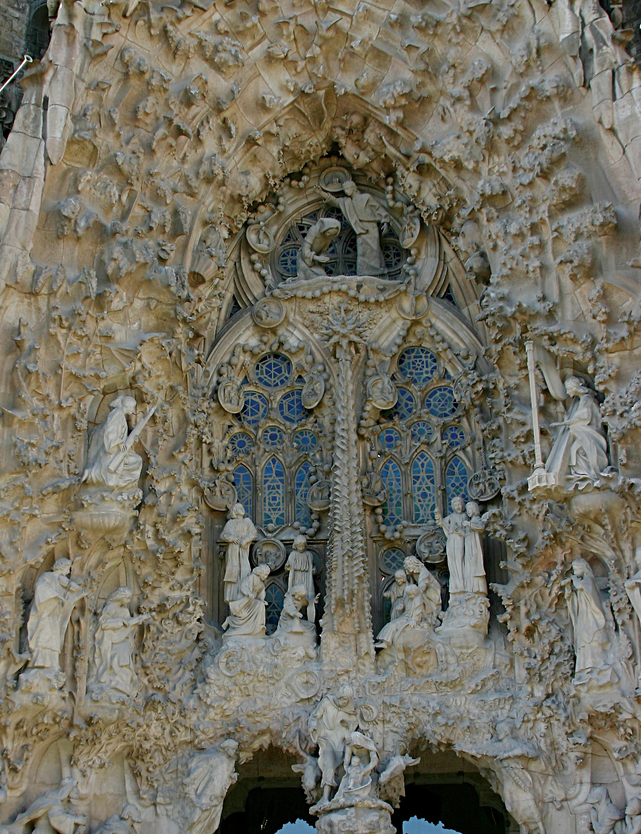Annunciation,_Star_of_Bethlehem_and_Nativity_-_Nativity_Facade_-_Sagrada_Família_-_Barcelona_2014.jpg