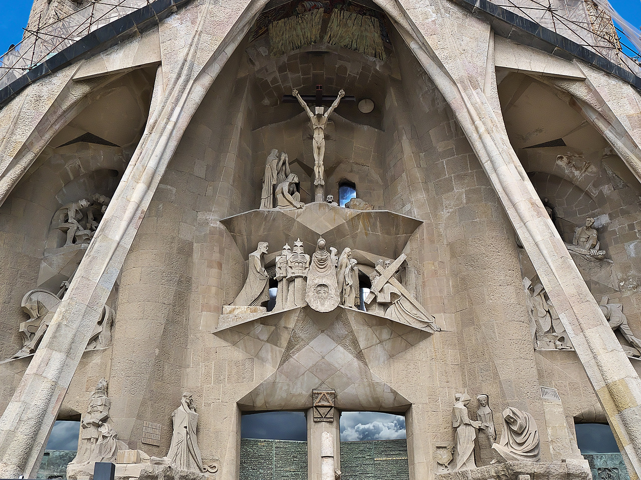 Fachada_de_la_Pasión._Templo_Expiatorio_de_la_Sagrada_Familia.jpg