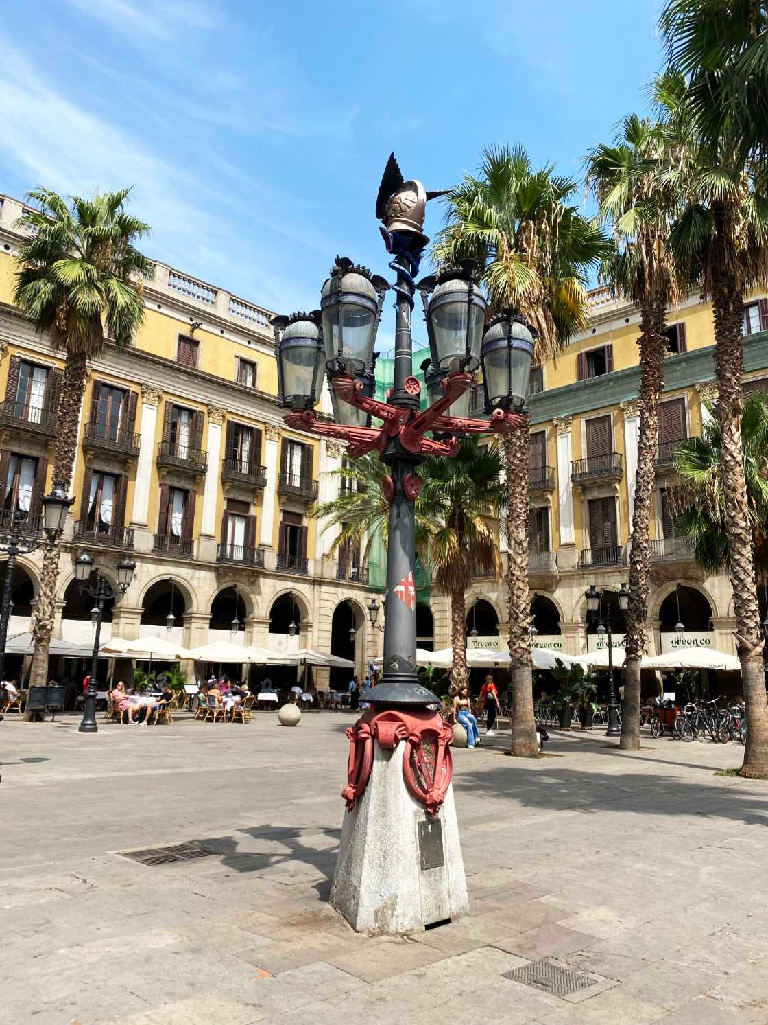 Gaudis-lantaarnpaal-op-het-Placa-Reial-Barcelona.jpg