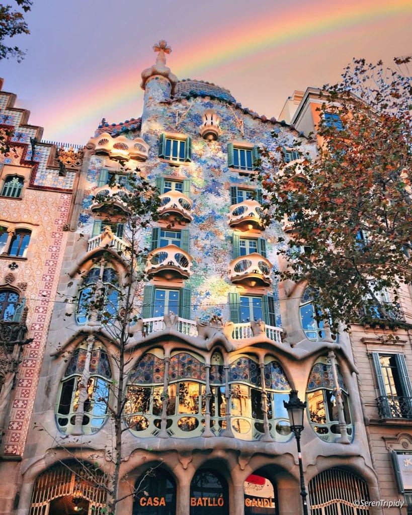 Casa-Batlló-Gaudí-Barcelona-Rainbow-819x1024.jpg