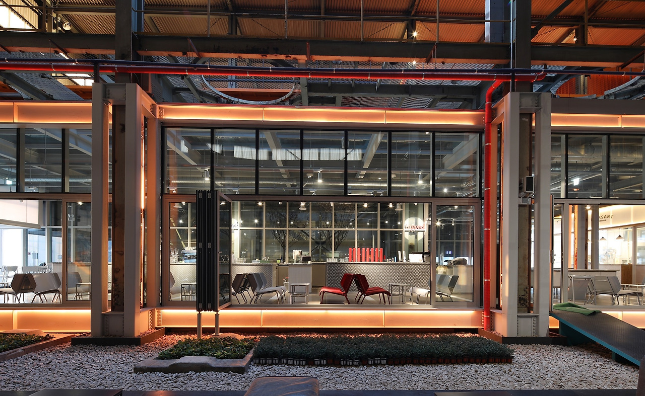 사진7_지상 3층에 위치한 커피숍이 바닥 위로 살짝 떠 있다. 철골과 유리로 지어진 서비스공간이 옛 공장 공간에 관입돼 있음을 확인시켜준다. ⓒ포스트픽.jpg