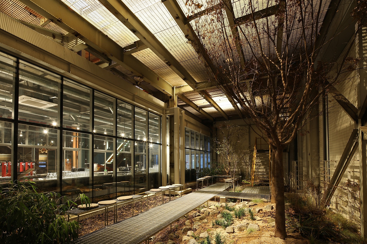 사진8_3층 서비스공간에 위치한 중정. 옛 공장건물 안에서 작은 숲을 만나는 기쁨을 선사한다. ⓒ포스트픽.jpg