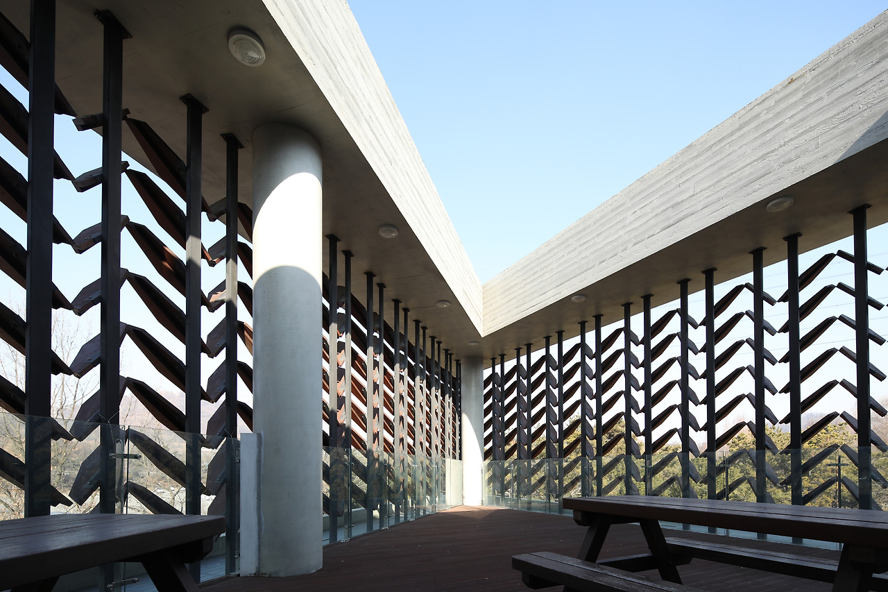 사진8_천장이 역시 삼각형 모양으로 개방된 2층 휴게 공간. 목재스크린 사이로 이페 원목데크를 깔아 맨발로 나무의 감촉을 느낄 수 있게 했다. ⓒ포스트픽.jpg