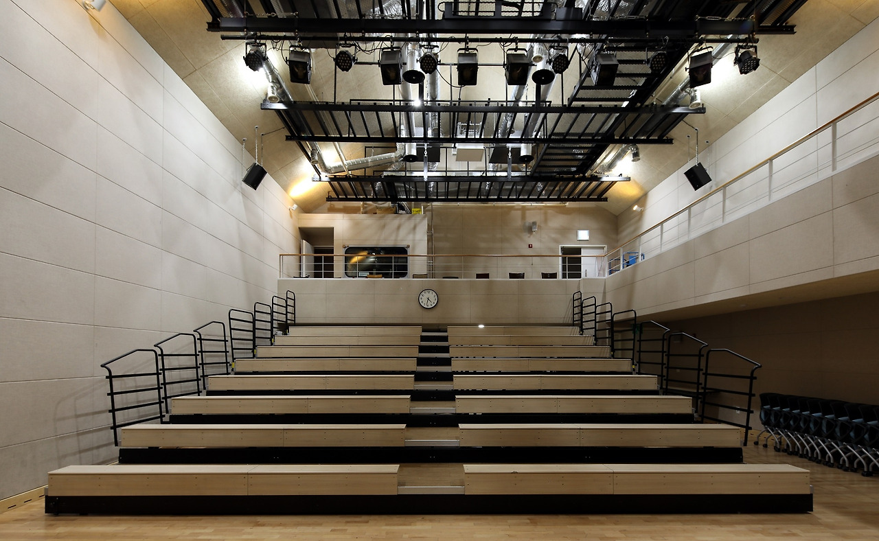 사진10_도서관마을 정문에서 봤을 때 왼편 튀어나온 공간에 위치한 강연장 ⓒ포스트픽.jpg