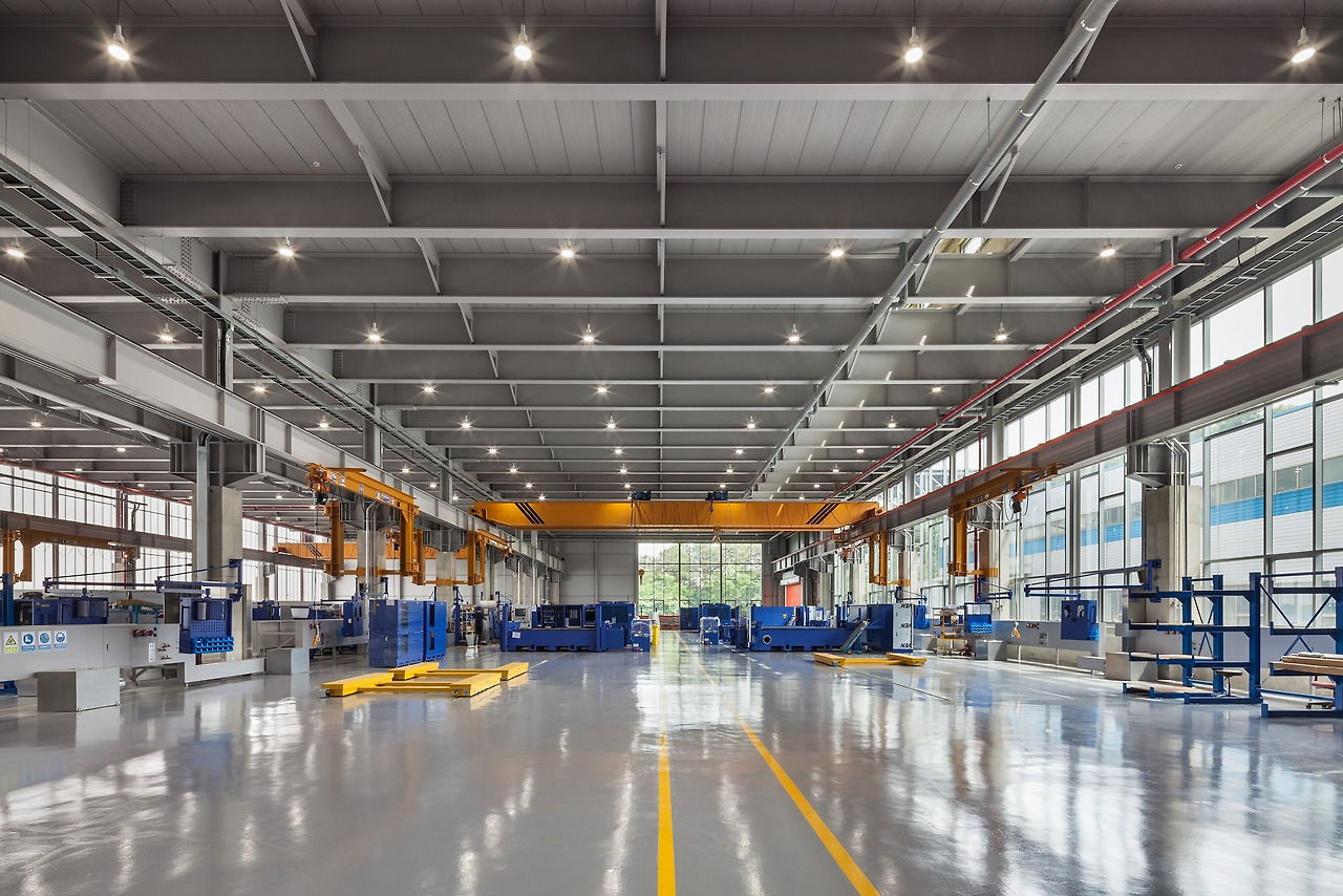 사진5 레이저공작기계를 생산하는 3층 신공장, 양쪽 벽면의 넓은 채광창을 확인할 수 있다. ⓒ신경섭.jpg