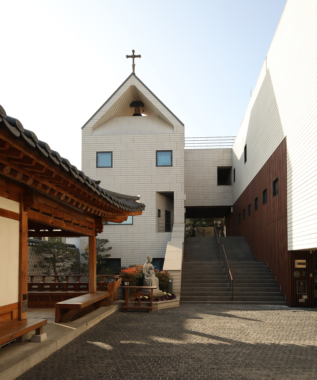 사진1_메인 후보-한옥과 어우러진 가회동 성당 ⓒ포스트픽.jpg