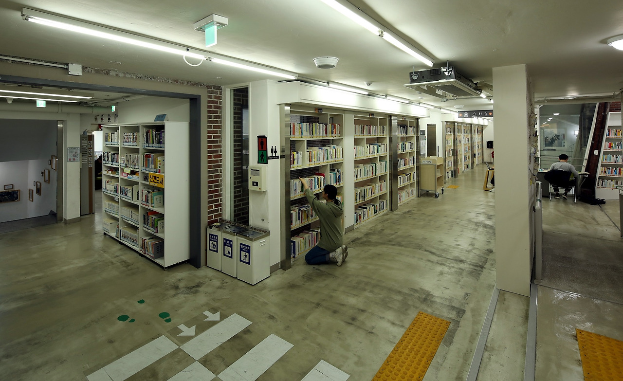 예비-도서관마을의 1층 복도가 된 옛 골목길. ⓒ포스트픽.jpg