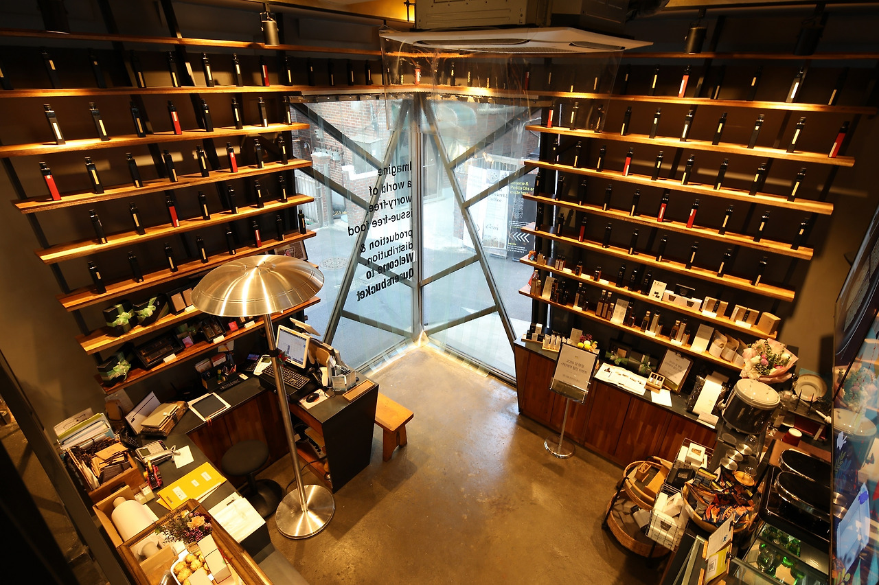 사진4_1층 플래그숍. 쿠엔즈버킷이 제조하는 53종의 참깨, 들깨, 마늘 제품이 높다란 선반 위에 층층이 전시돼 있다..jpg