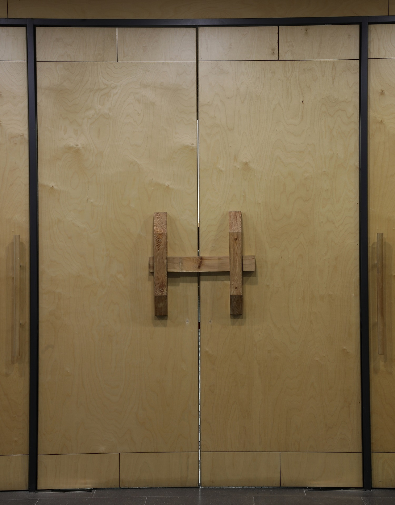 사진5-2_ 사진5_한옥 대문 형식의 선전 출입문을 닫았을 때. ⓒ포스트픽.jpg