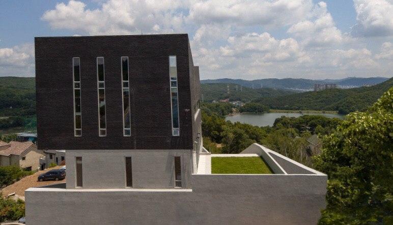 사진9-서쪽사면에서 바라본 위브릭버드. 저 멀리 낙생저수지가 내려다 보인다. ⓒ김재윤.jpg