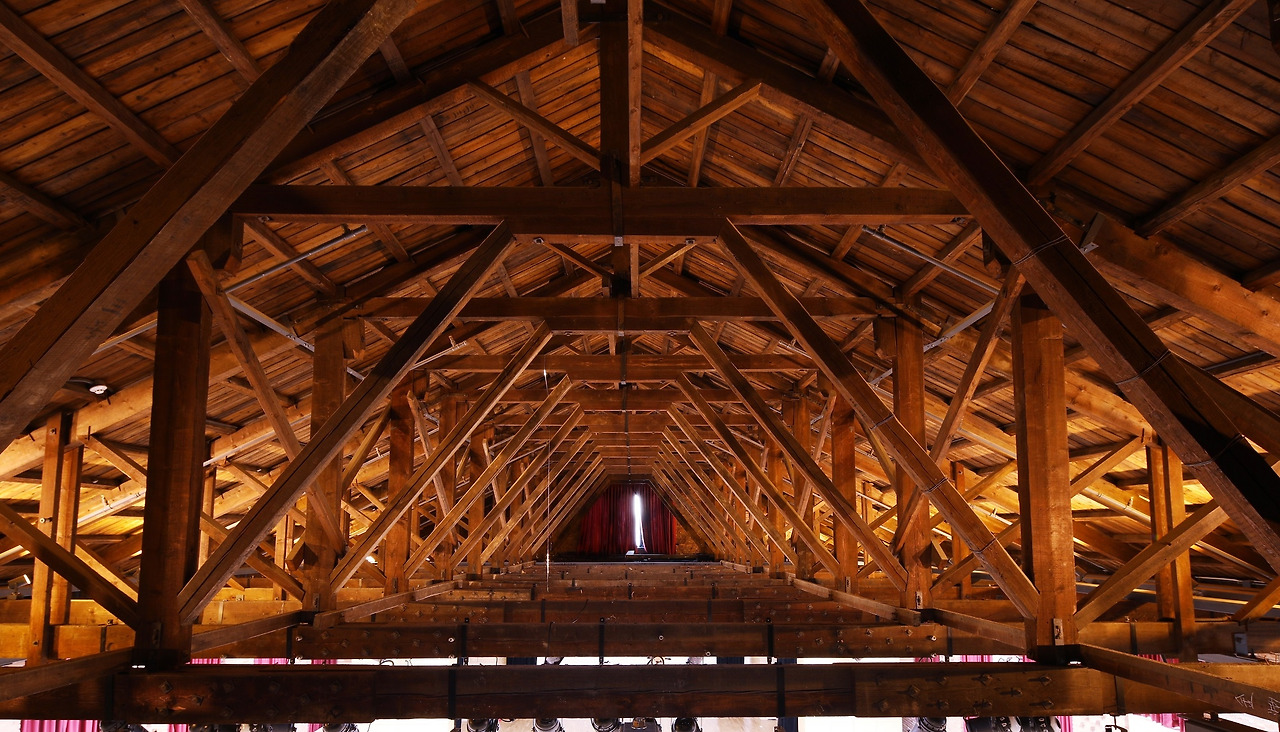 사진9_자막마루의 천정 트러스 구조 사진. ⓒ포스트픽.jpg