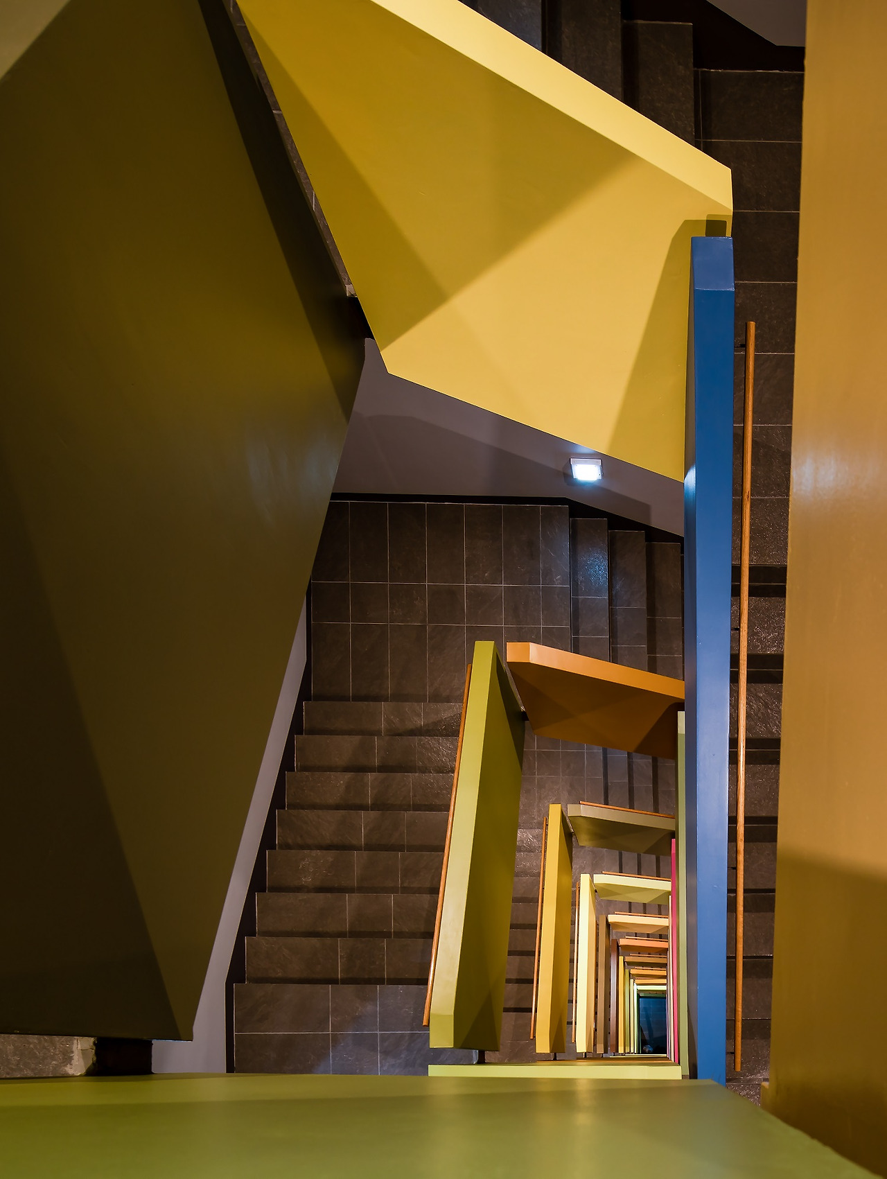 사진9축_디어스 타워의 중앙계단은 웬만한 페인트로는 좀처럼 그 색을 내기 어려운 12가지 색깔로 장식돼 있다. ‘색을 다루는 회사’ 사옥이라는 자부심을 상징한다. ⓒ나르실리온(김용순)].jpg