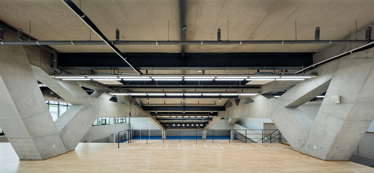 사진11_복싱훈련장을 받치는 2개의 콘크리트 트러스 구조. 핸드플러스 제공.jpg