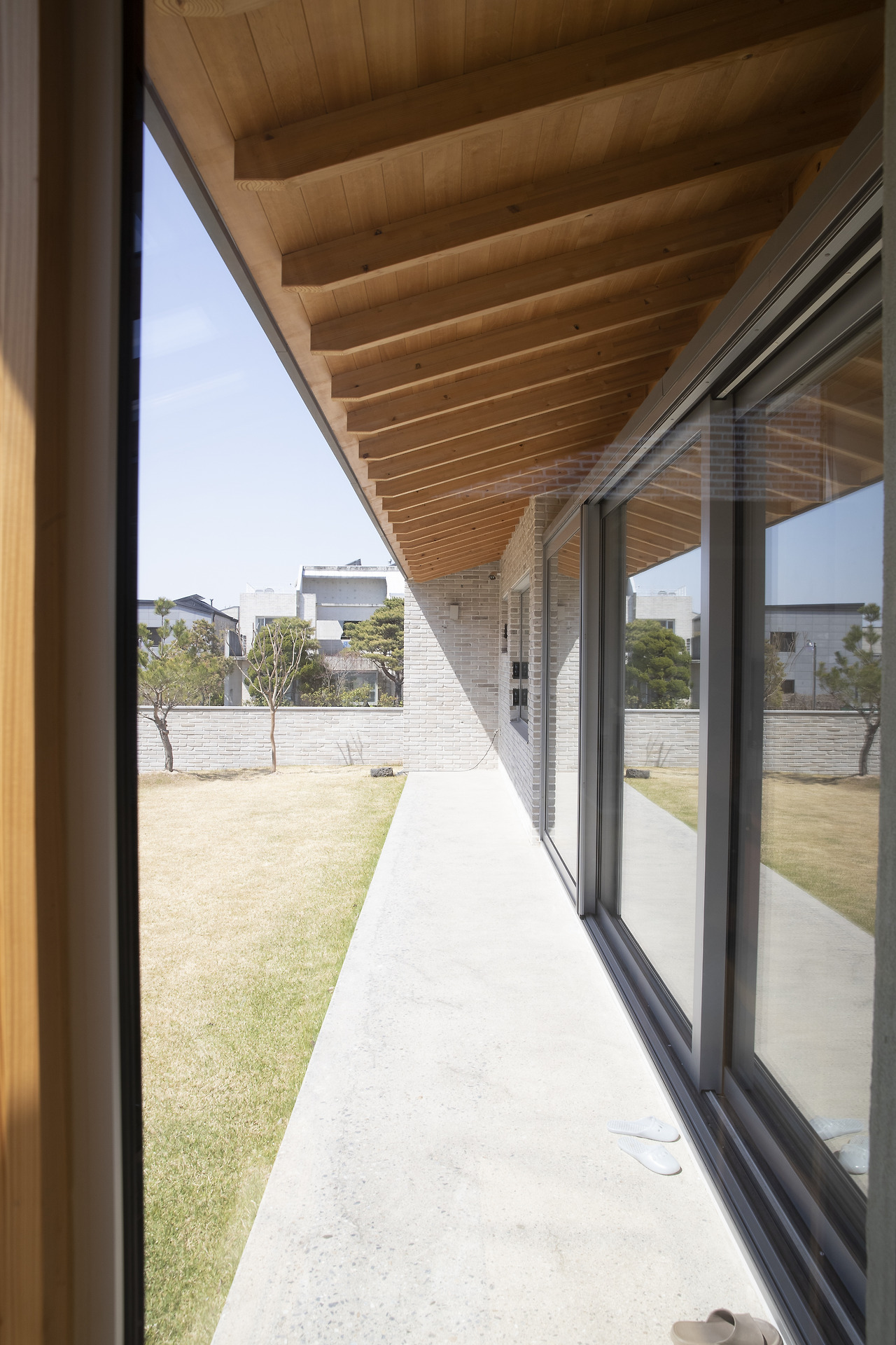 사진7_대청마루 하면 떠오르는 처마와 섬돌을 현대적으로 구현했다. ⓒ포스트픽.jpg