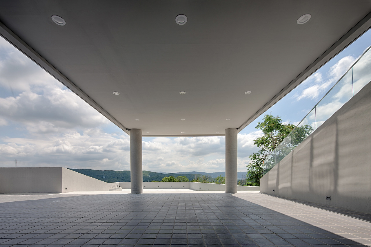 사진5-지상 1층 필로티 기둥 아래 카페공간 ⓒ김재윤.jpg