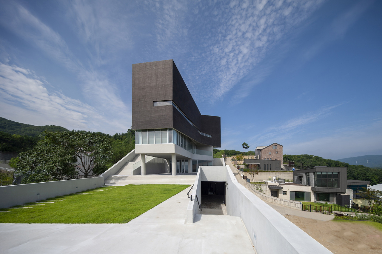 사진2-동서축 방향에서 바라본 위브릭버드 동쪽면ⓒ김재윤.jpg