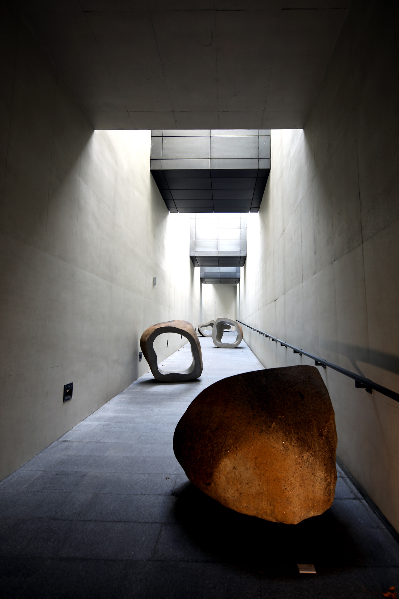 사진5-박물관 지하 3층 '하늘광장'에서 지하 2층으로 올라가는 회랑형 통로인 ‘하늘길’에 설치된 권석만 작가의 자연석 조각품 ‘발아’ ⓒ포스트픽.jpg