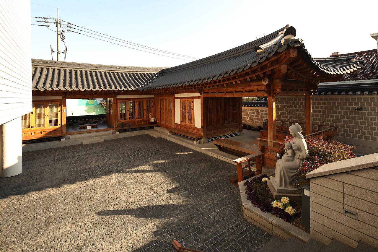 사진3_수평적 친교의 공간인 사랑채 한옥과 안마당. ⓒ포스트픽.jpg