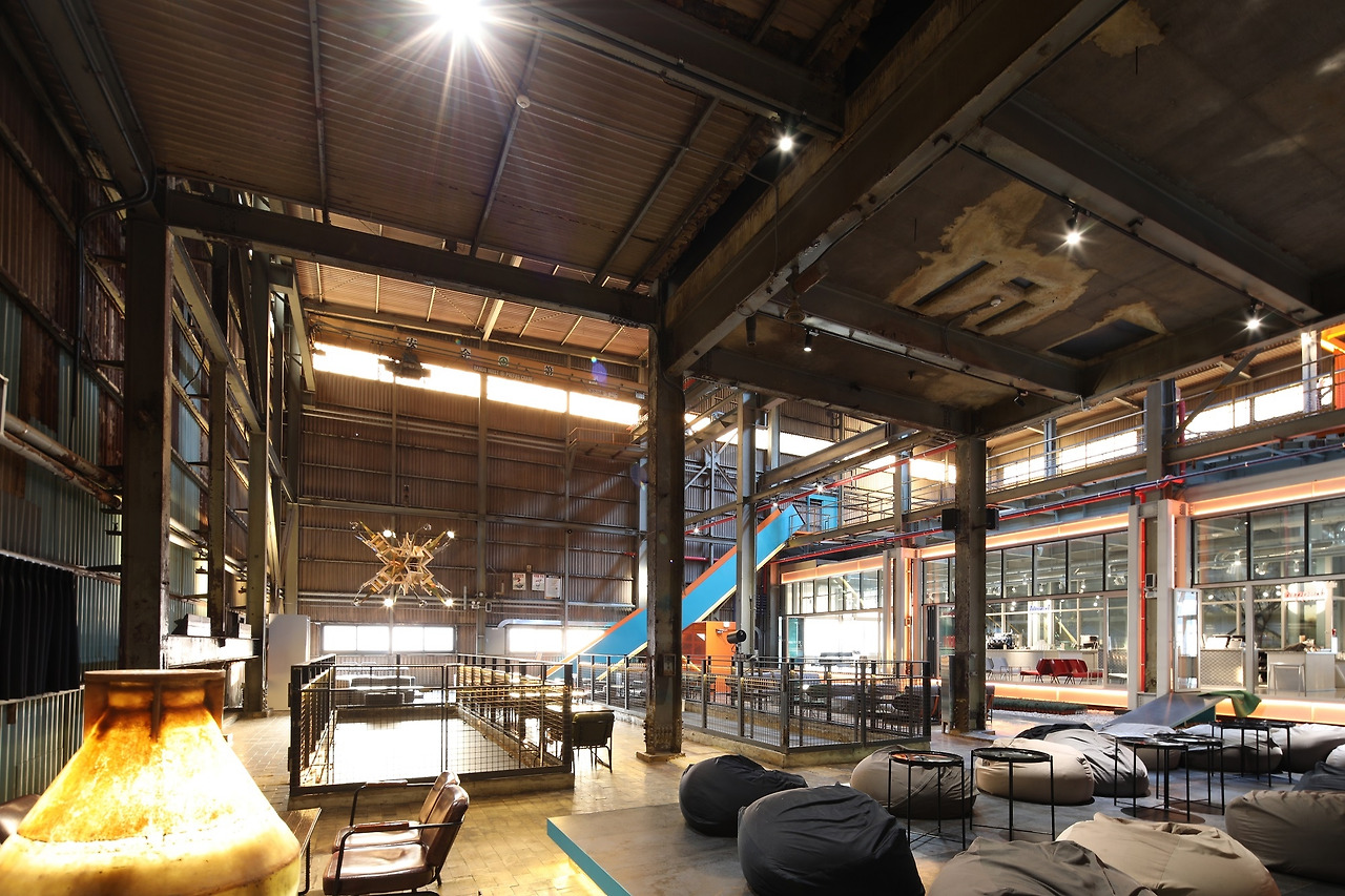 사진6_높은 천정과 넓은 좌석을 갖춘 커피숍 공간으로 변신한 3, 4층 ⓒ포스트픽.jpg