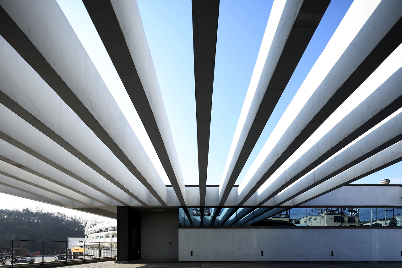 사진8_복싱훈련장으로 내려가는 2층 계단에 설치된 캐노피 ⓒ포스트픽.jpg