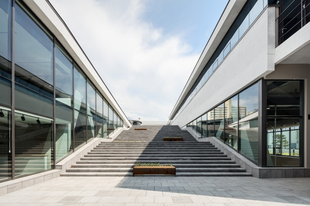 사진2_메인 가능하면 사진1과 나란히_대한복싱훈련장 외부. 산책로와 이어지는 계단이 설치돼 있다. 핸드플러스 제공.jpg