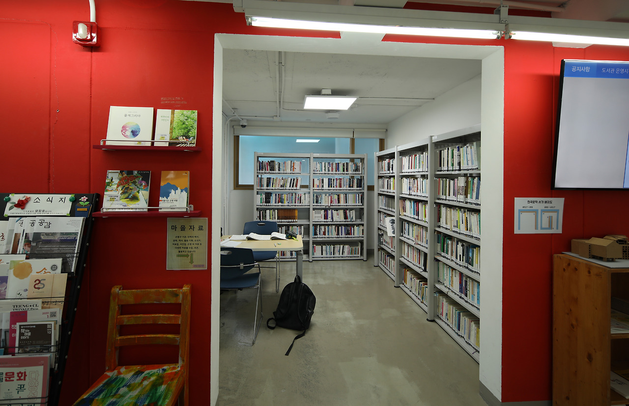 사진7_도서관마을의 55개나 되는 열람실의 하나. 옛날 주택의 안방이 변신한 공간이다. ⓒ포스트픽.jpg