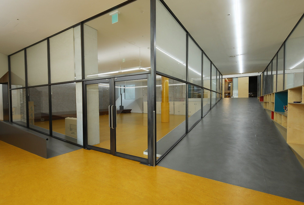 사진7_층마다 6개 교실이 있으며 상당수 교실의 벽이 투명한 유리벽이다. ⓒ포스트픽.jpg