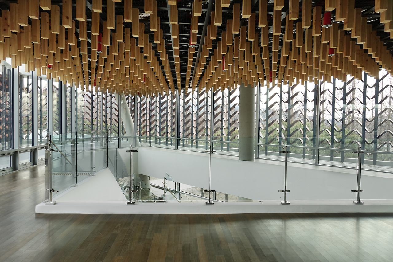 예비-붉은 빛 목재스크린의 신성함과 편백나무 향을 만끽할 수 있는 실내 최대 명당 사진Softarchitecturelab 제공.jpg