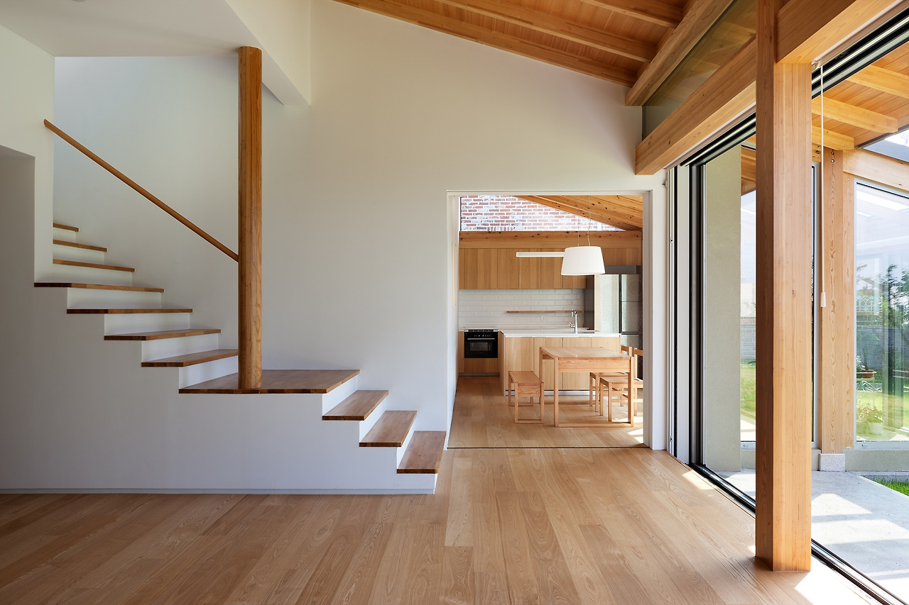 사진4_메인 후보 거실에서 바라본 부엌과 2층으로 올라가는 계단 ⓒ박영채.jpg