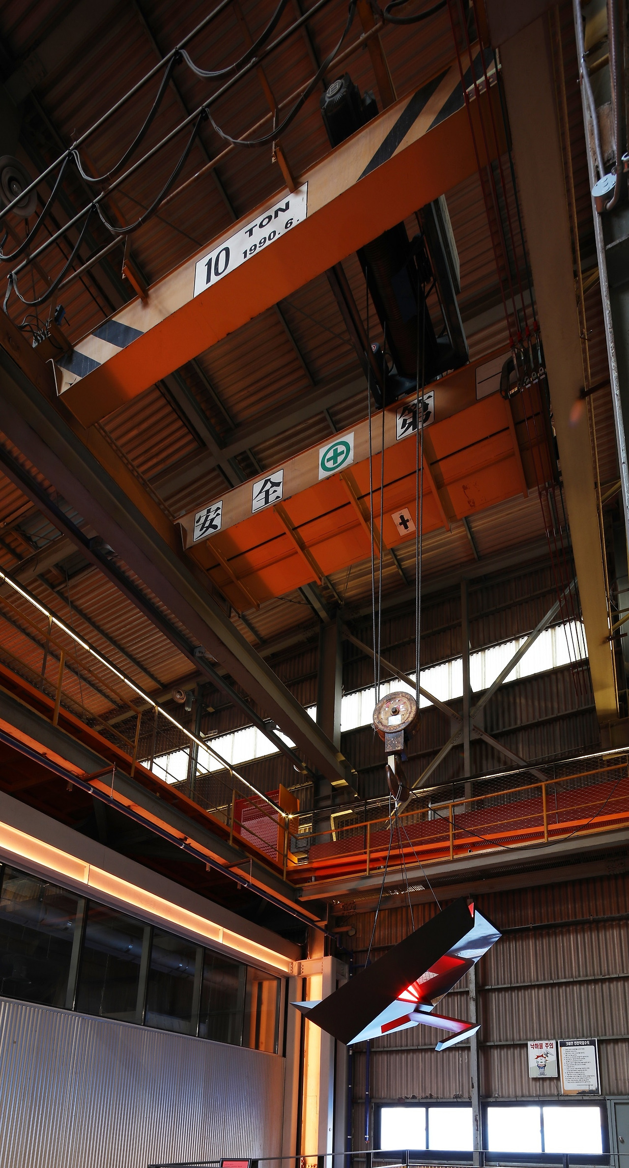 사진11-1 호이스트 1호에 매달려 있는 임승모 작가의 홑따옴표(Cosmic Lights). ⓒ포스트픽.jpg