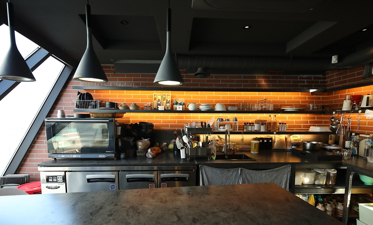 사진8-4층 쿠킹체험장. 대형창이 벽면에 설치돼 햇살이 눈부시다..jpg