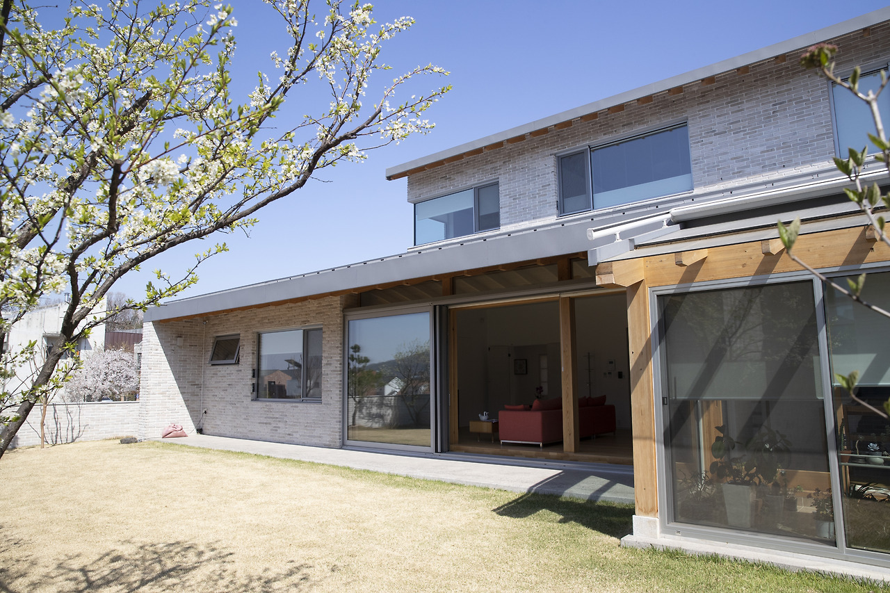 사진6_안마당 겸 정원에서 바라다 본 파주K주택 ⓒ포스트픽.jpg