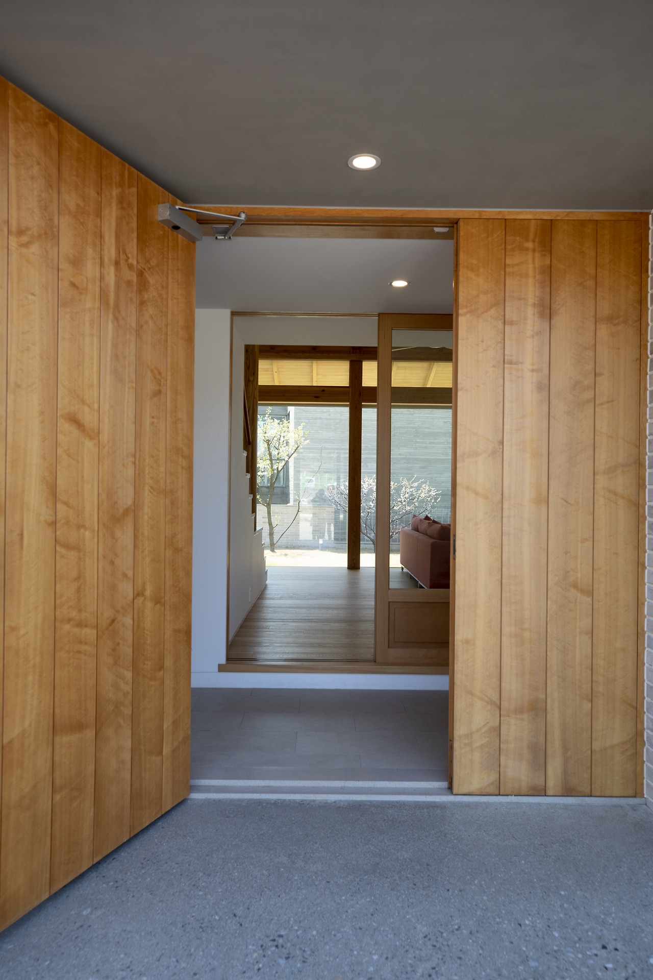 사진3_현관문을 열었을 때 거실과 안마당이 한 눈에 들어온다. ⓒ포스트픽.jpg