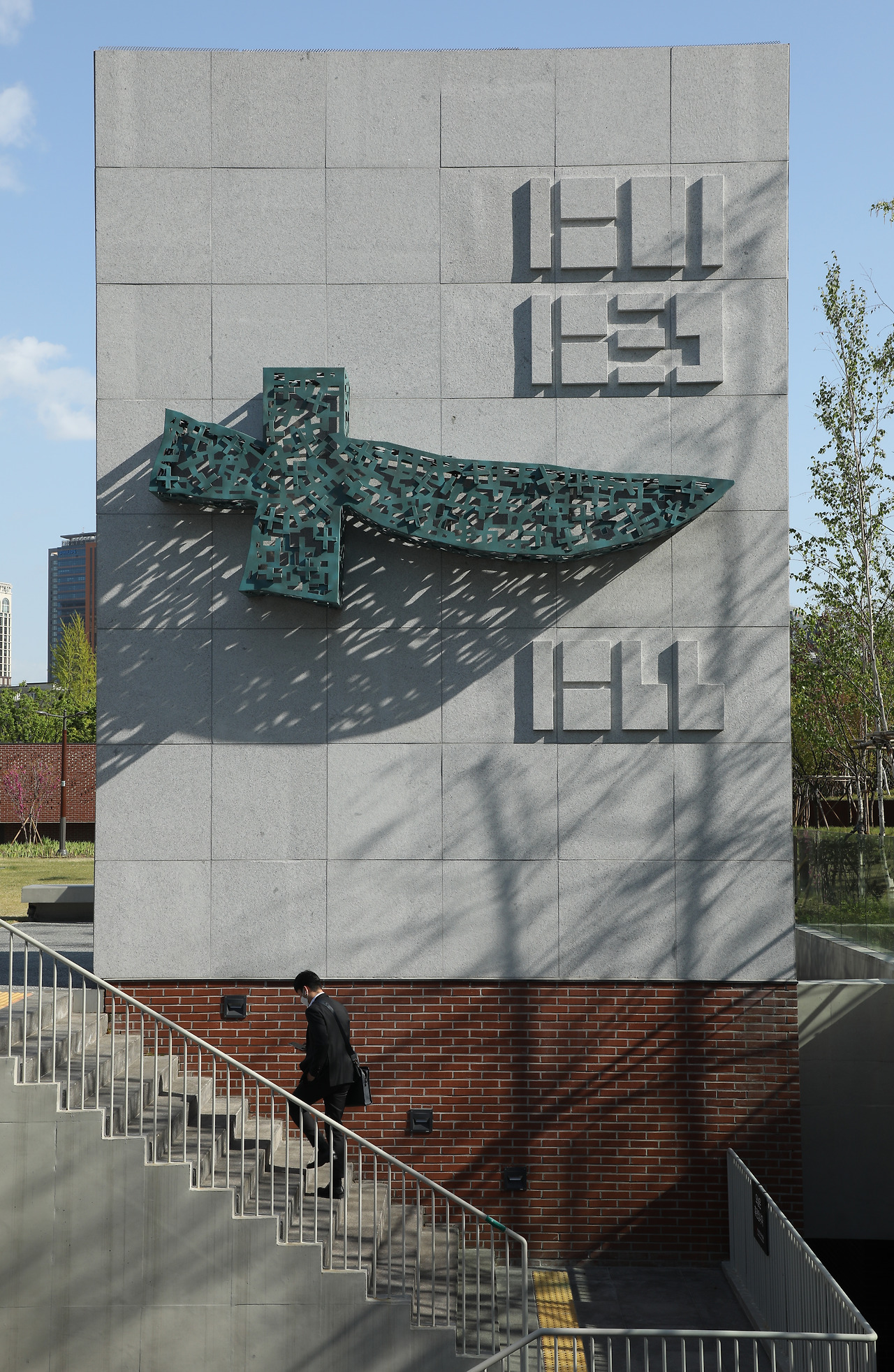 사진12_지상 공원의 십자가 조각상2 ⓒ포스트픽.jpg