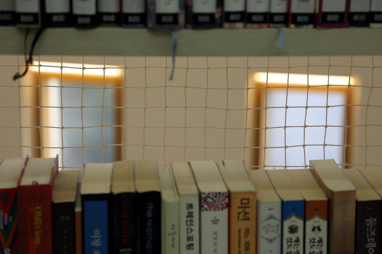 사진8_하중을 줄이고 채광도 잘 되도록 뒷면이 그물망으로 된 서가. ⓒ포스트픽.jpg