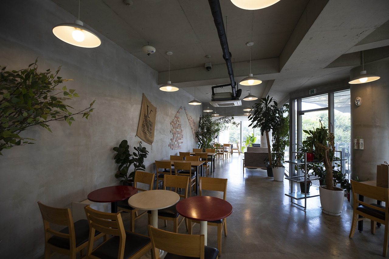 예비-2층의 카페공간.jpg