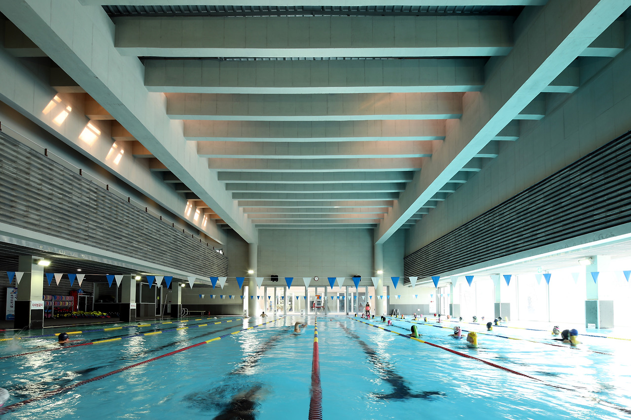 사진_1 메인 가능하면 사진2와 나린히_영주 실내 수영장 내부 ⓒ포스트픽.jpg