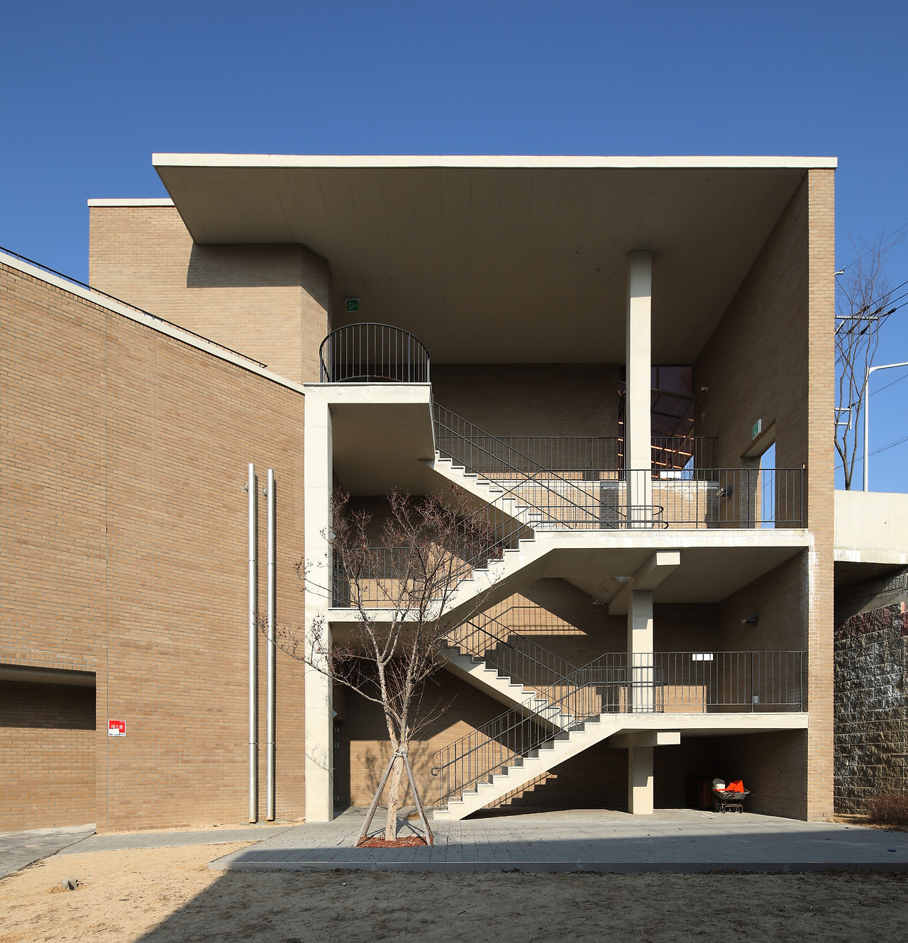 예비_수영장 외부 계단.jpg