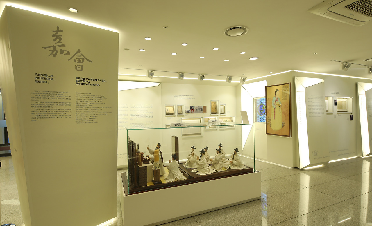 사진7_가회동 성당의 역사 소개하는 1층 전시관. ⓒ포스트픽.jpg