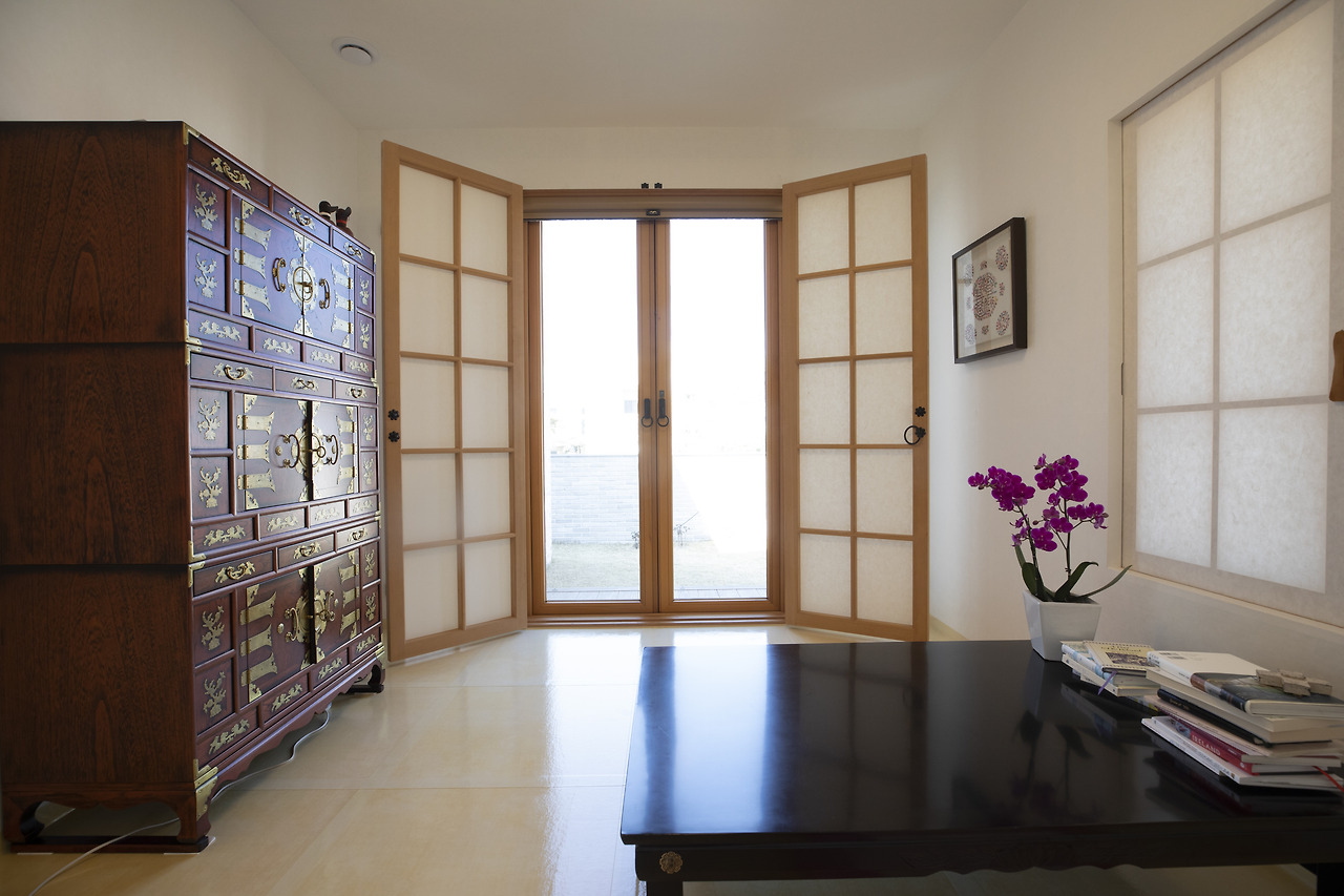 사진8_독립된 뜨락을 거느리고 온들을 깐 1층 사랑방. 전통 한옥에 가장 어울리는 공간이다. ⓒ포스트픽.jpg