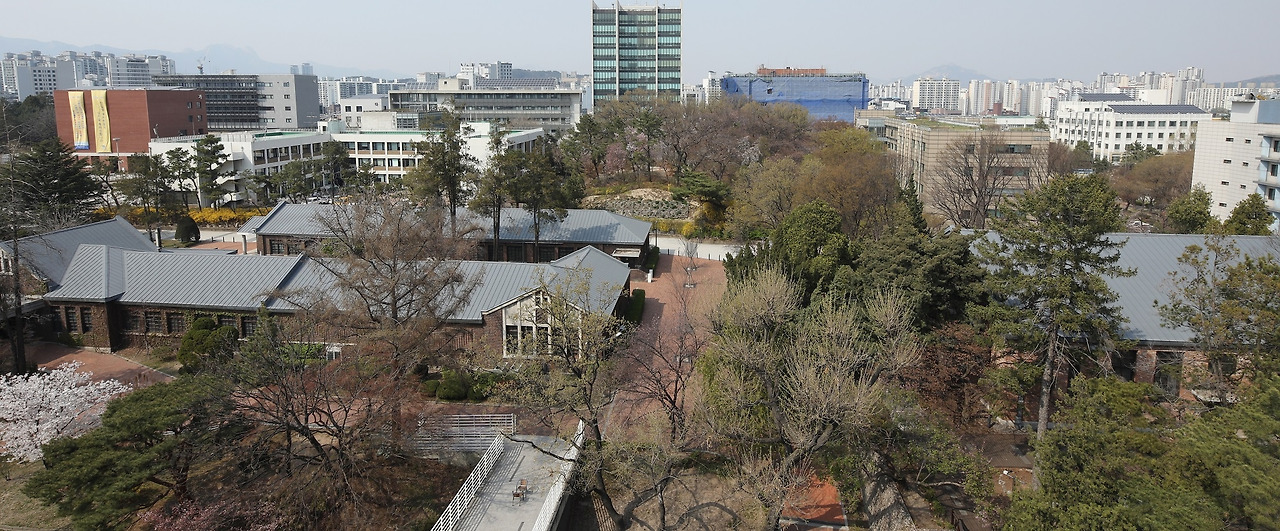 사진2_회청색 지붕에 붉은 벽돌로 지언 3채의 단층건축으로 구성된 선벽원. 왼쪽 앞이 경농관(옛 경성공립농업학교 시절 본관), 그 뒤가 박물관,, 그리고 오픈쪽이 자작마루(강당)다. ⓒ포스트픽.jpg