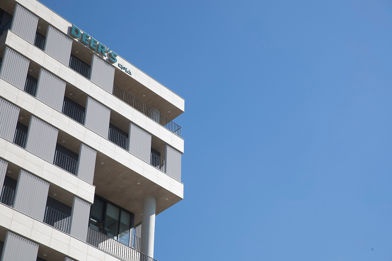 사진8축_디어스 타워 중간에는 저렇게 필로티 구조로 된 테라스 공간을 찾을 수 있다. ⓒ권재현.jpg