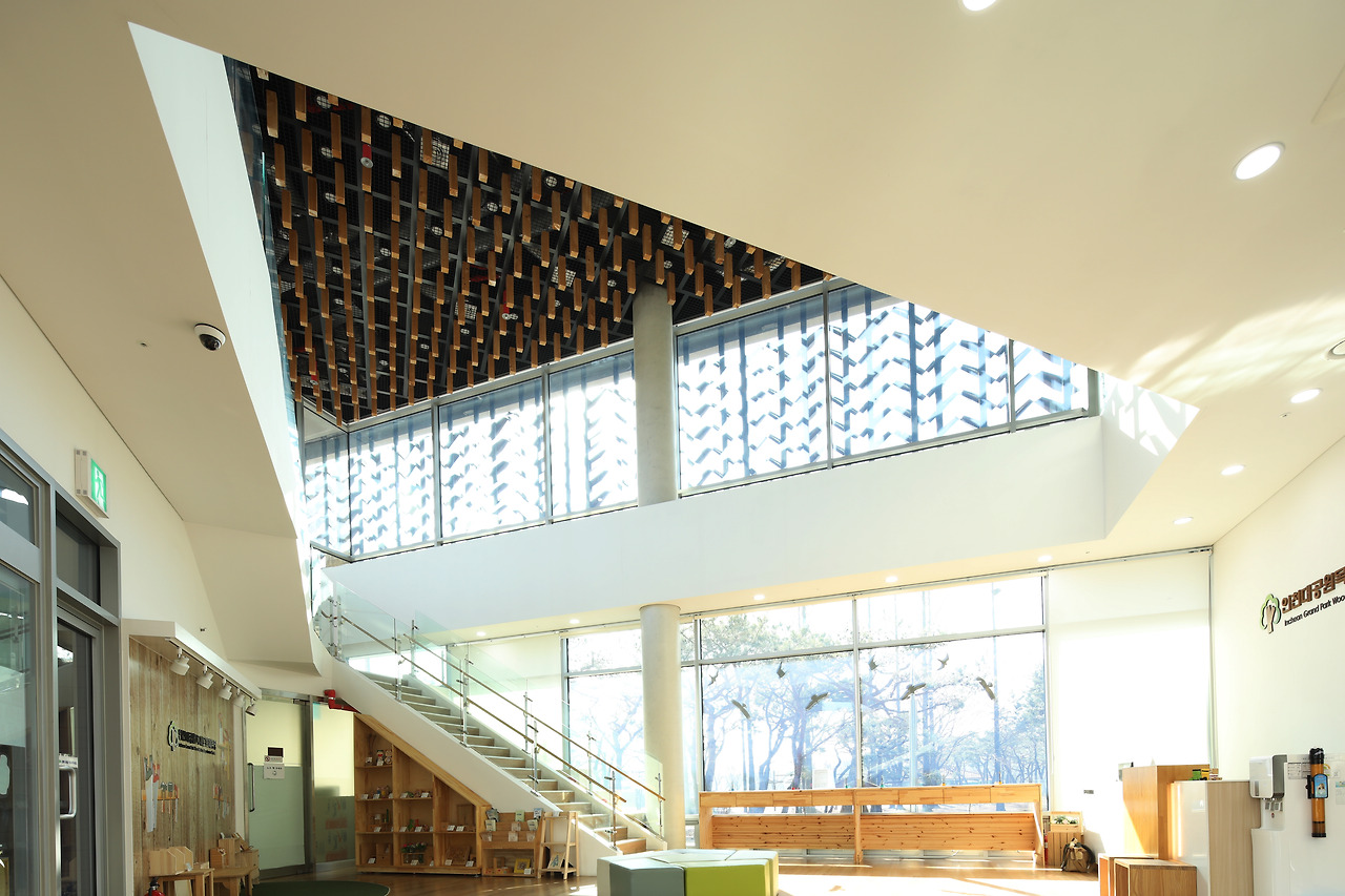 사진5_목연리 내부 1층에서 바라본 2층 천장 또다른 삼각형을 만날 수 있다. ⓒ포스트픽.jpg