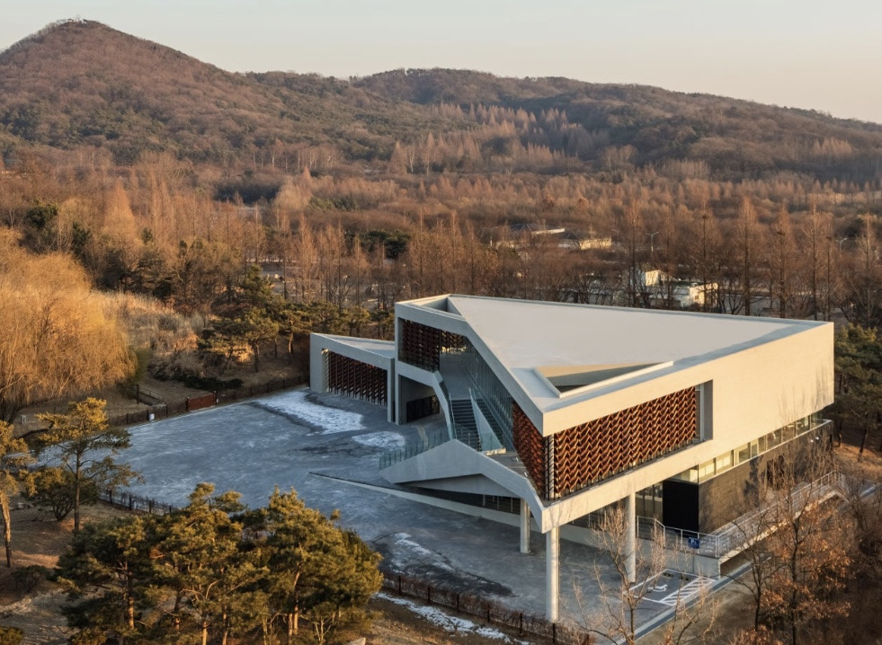 사진2 줄인 거_메인 후보하늘에서 내려다 본 그랜드피아노를 연상시키는 목연리. 큰 삼각형과 작은 삼각형 2개가 맞물려 있음을 확인할 수 있다. 필로티 위의 길죽한 모서리쪽에서 정면으로 바라보면 또 다른 3개의 삼각형 구조도 찾을 수 있다.  Softarchitecturelab 제공.jpg