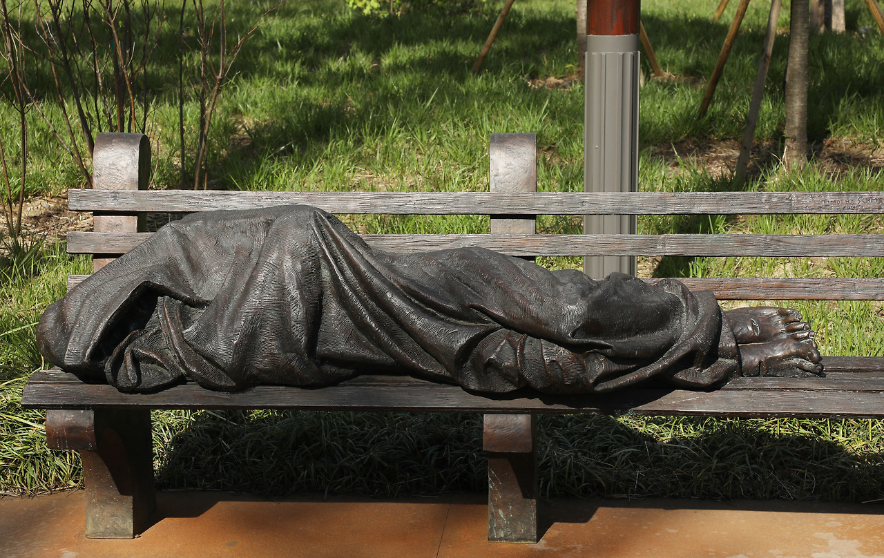 사진11(꼭)-지상 공원 벤치에 설치된 캐나다 조각가 티모시 슈말츠의 ‘노숙자 예수’ ⓒ포스트픽.jpg