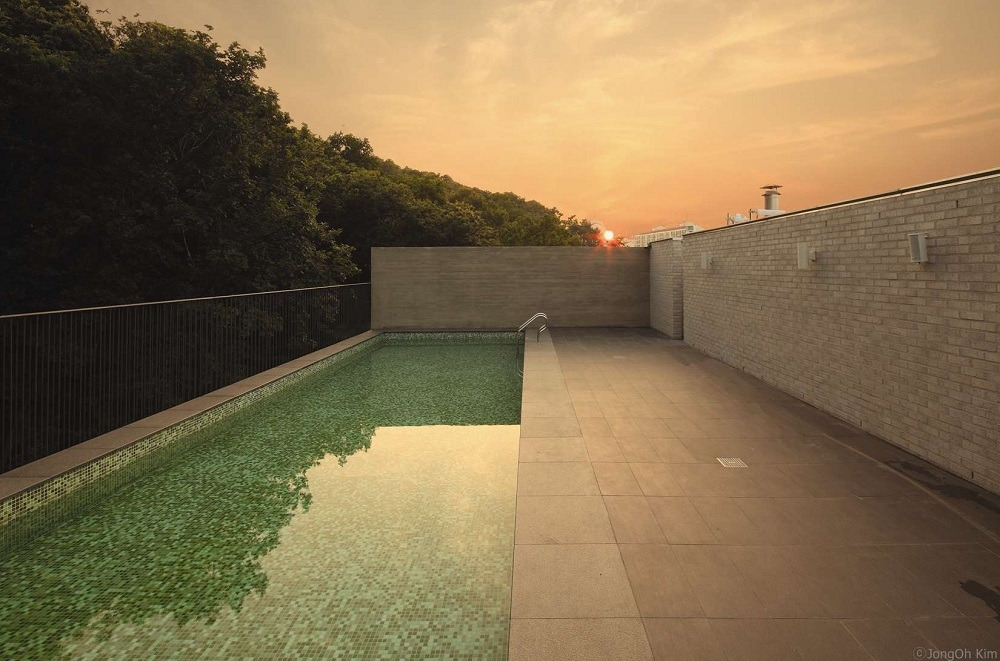 사진10_옥상의 야외수영장. 소실봉의 푸른 녹음을 즐기며 물놀이를 할 수 있다. ⓒ김종호.jpg