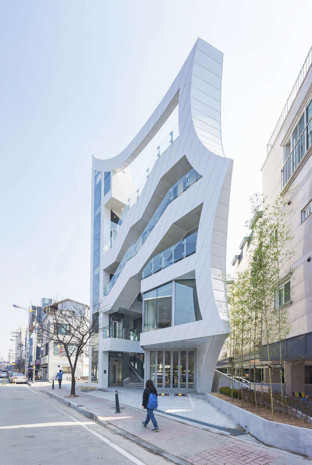 사진3_파사드 오른편에 뻥 뚫린 공간으로 파란 하늘이 쏟아져 들어온다. .이로재김효만건축사무소 제공.jpg