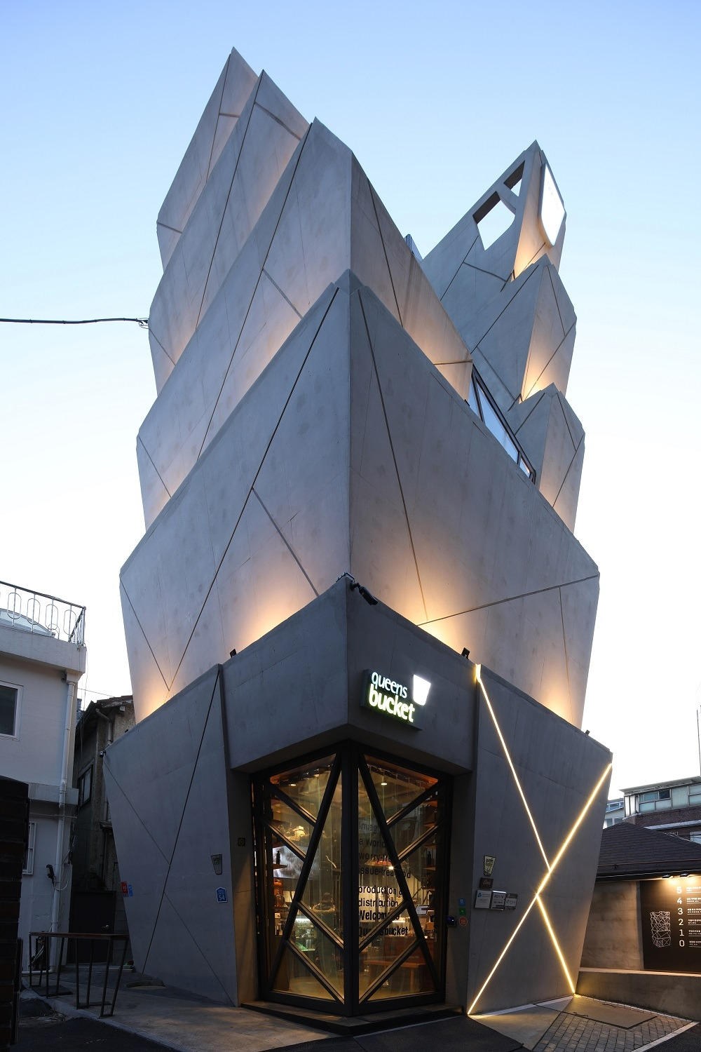 사진1_메인 후보 쿠엔즈버킷 동대문 공장 겸 플래그샵 ⓒ포스트픽.jpg