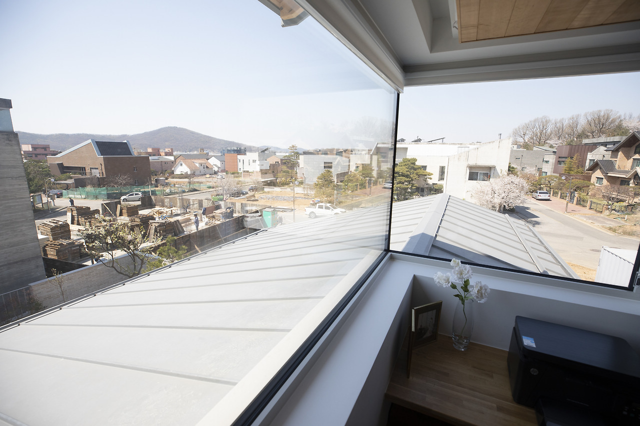 사진10-_통유리가 설치된 2층 서재에서 바라다보이는 풍경. 멀리 보이는 산이 심학산이다. ⓒ포스트픽.jpg