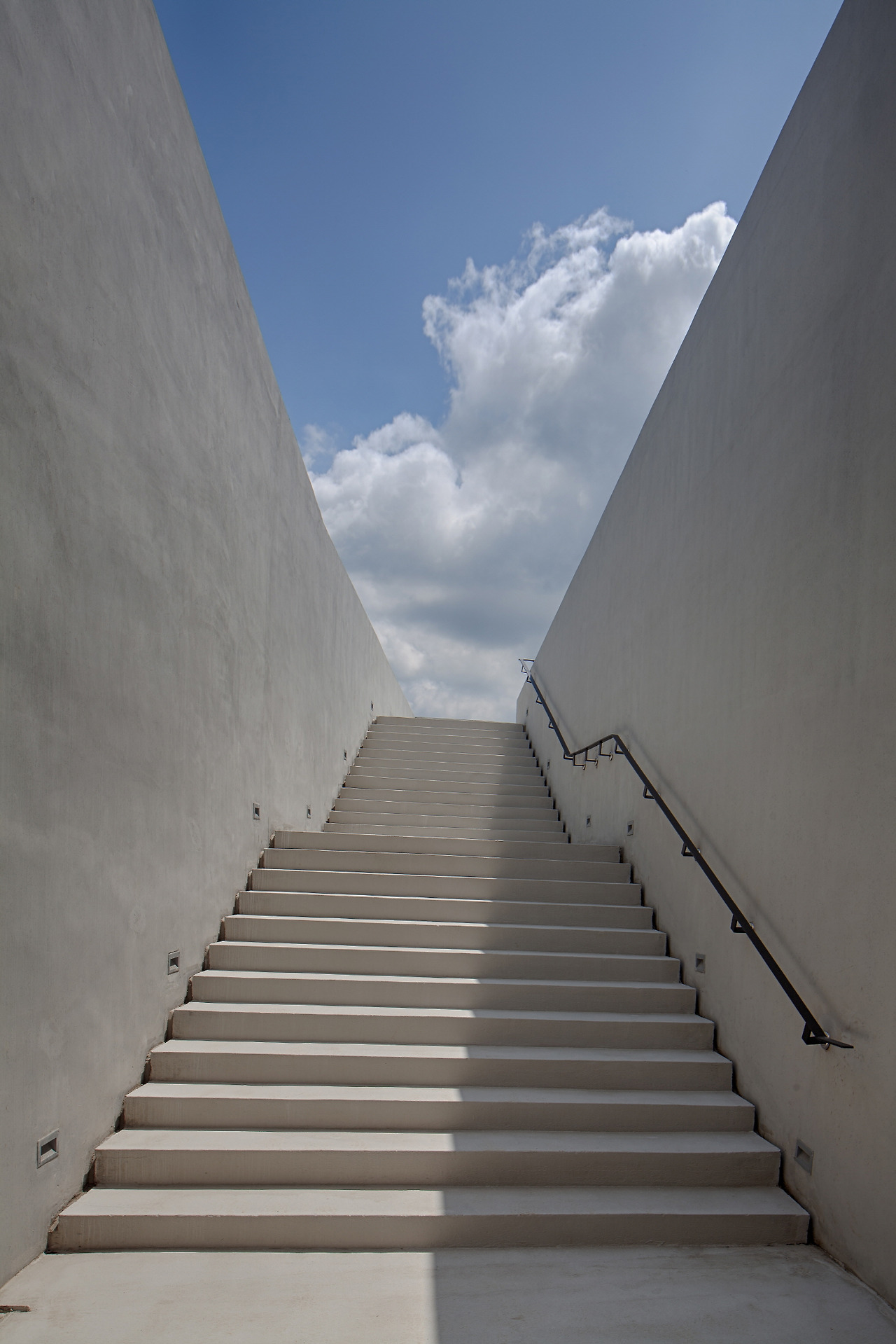 사진3 지하1층서 지상1층 정원으로 올라가는 계단 ⓒ김재윤 작가.jpg